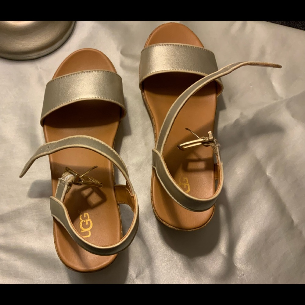 Ugg’s Girls Gold Sandals, Beautiful!!!